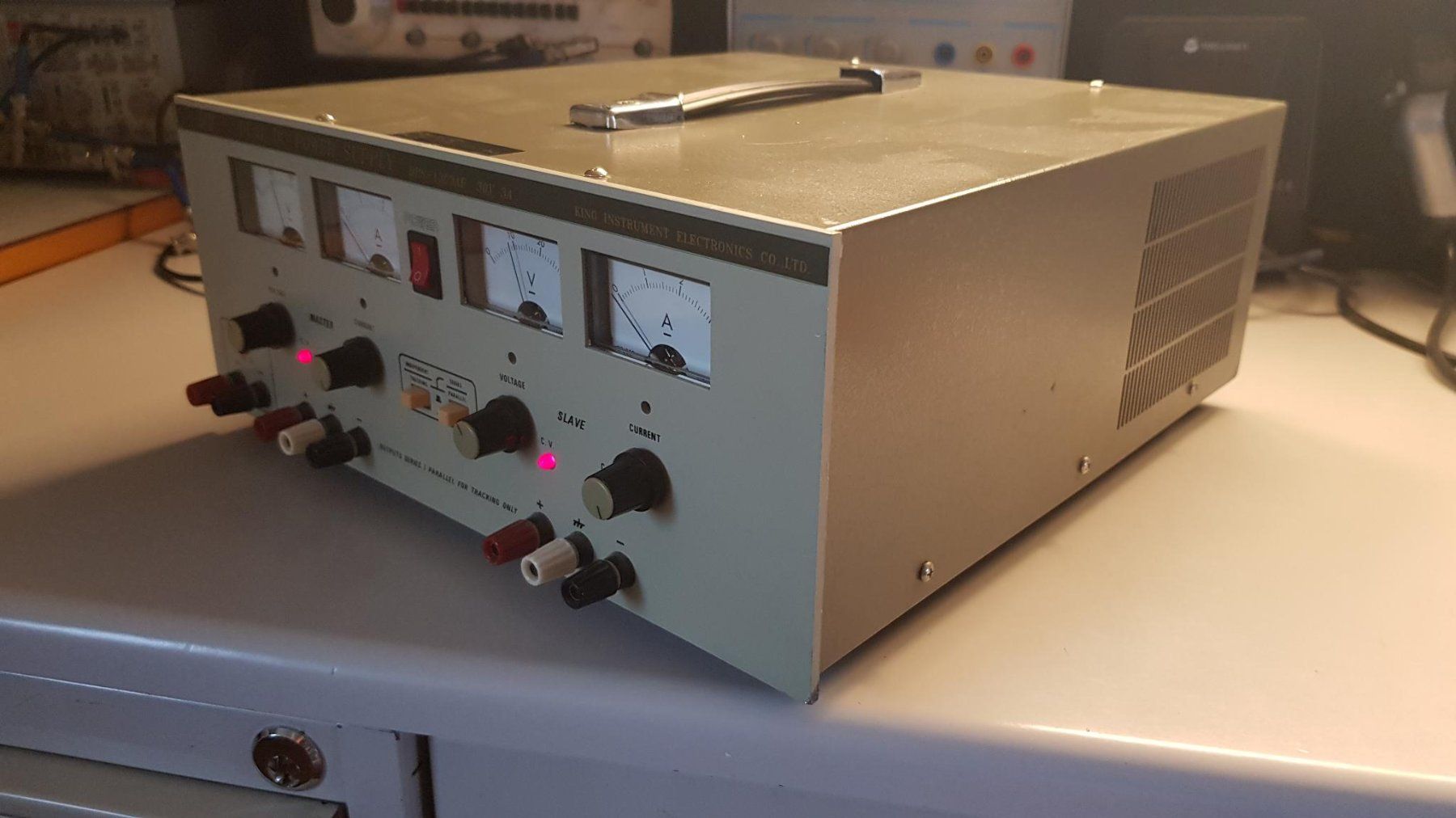 King Instrument DPS-1303AF Dual DC Power Supply 30V 3A (Gebraucht) in ...