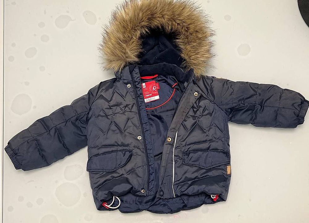 Scolari In Cappotti Del Laboratorio Che Studiano Insieme Fotografia - Foto 4