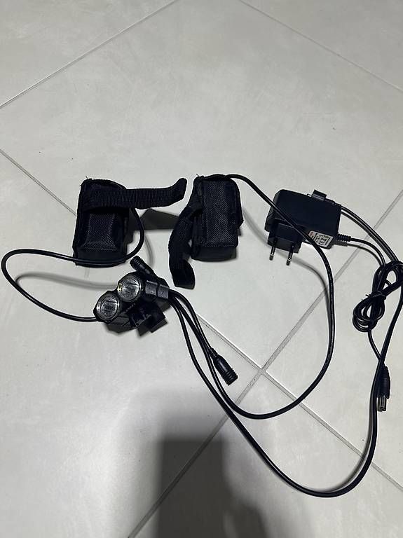 Pezzi di ricambio: Lampe vélo avec batteries externes  – Usato da Aubonne venduto da petitschlumpf