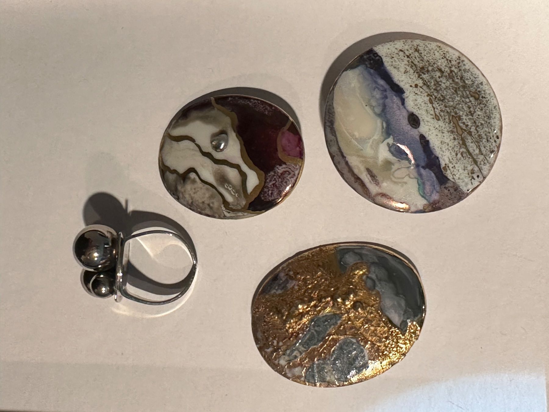 Spille & Fermagli: Vintage Schmuck Set: Ring & 3 Broschen 80er – Usato da Basel venduto da Rouge. 4