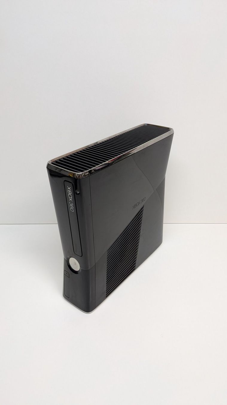 Microsoft Console: Microsoft Xbox 360 S Konsole, 250 GB – Usato da Menziken venduto da mame18