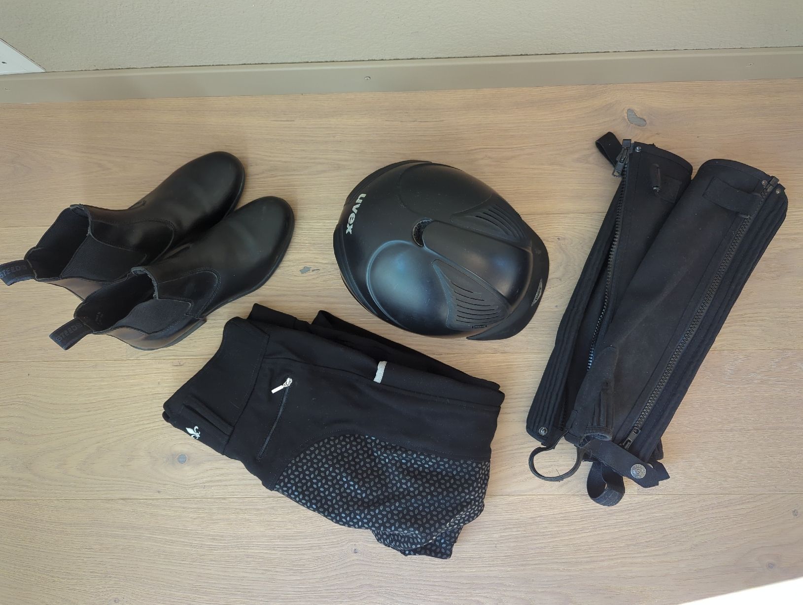 Lotti di vestiti: Reitset: Helm, Reitstiefeletten, Chaps, Hose – Usato da Niederscherli venduto da lacana._