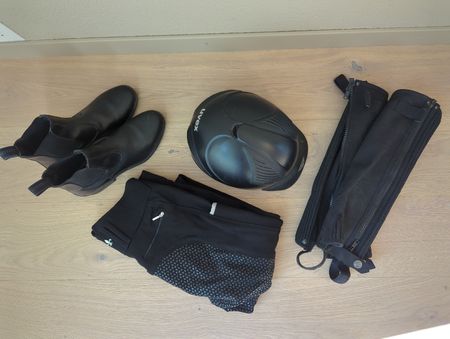 Reitset: Helm, Reitstiefeletten, Chaps, Hose