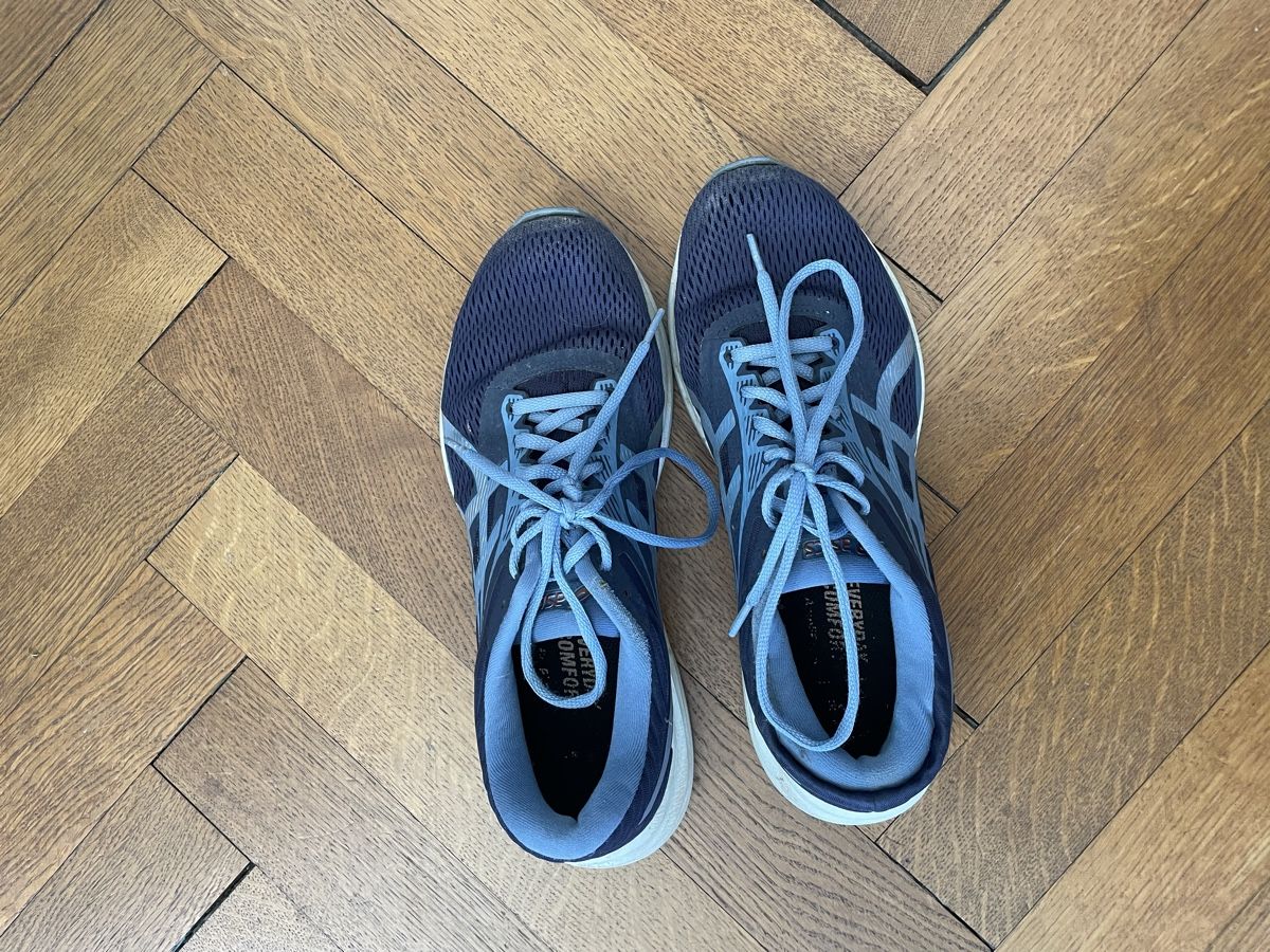 Scarpe da donna: ASICS Laufschuhe dunkelblau getragen – Usato da Winterthur venduto da leo_jgb5 1