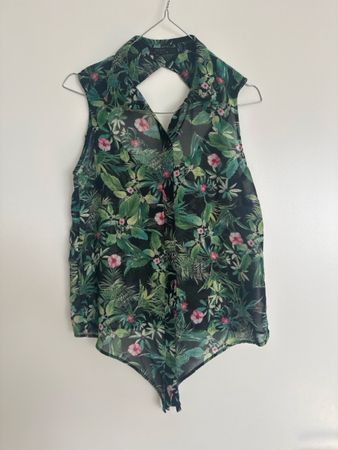 Tropisches Muster-Bershka-Top Größe S 