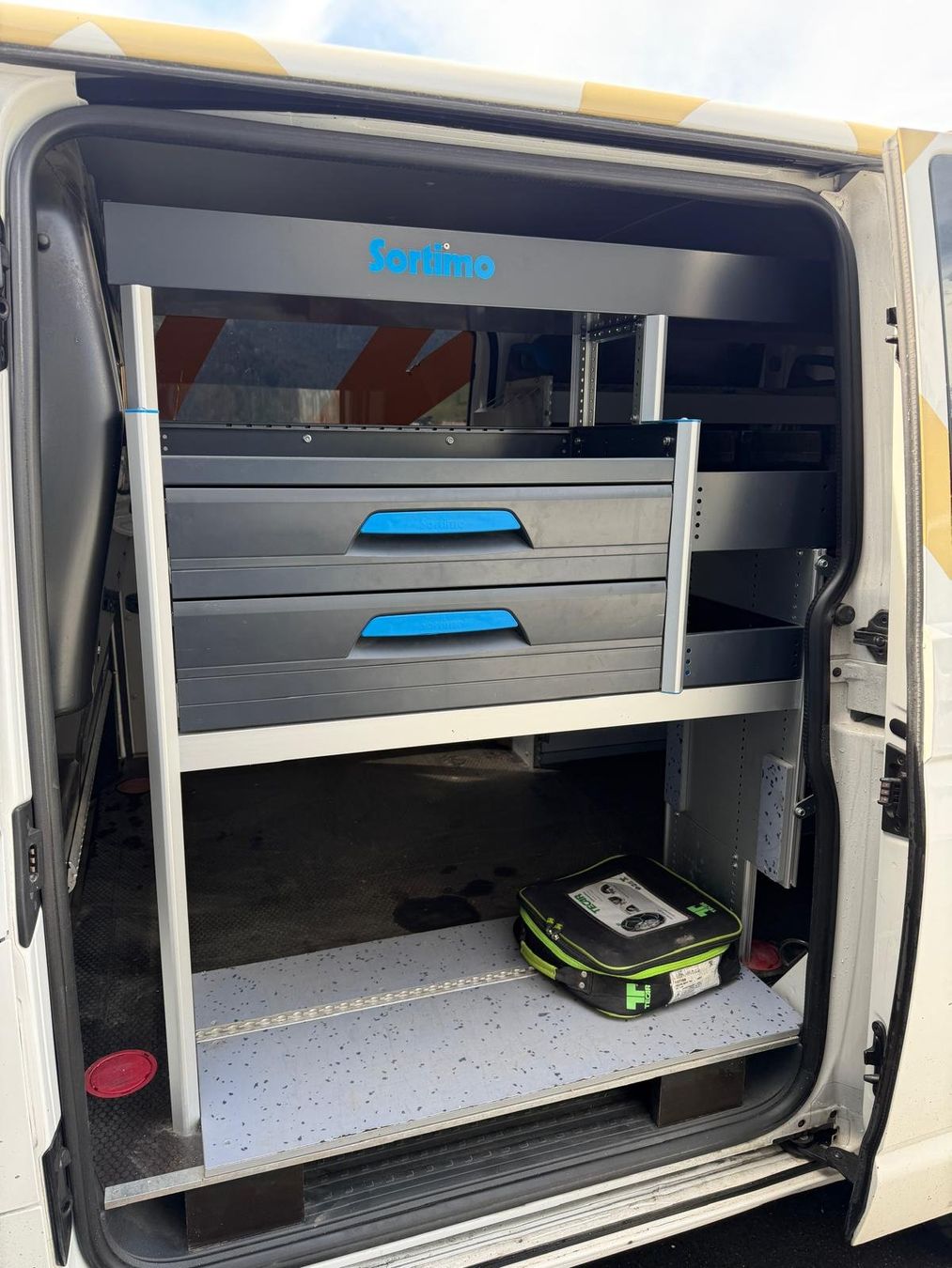 VW Nutzfahrzeuge: VW Transporter T6 4Motion, ab MFK und Service, mit Sortimo – Gebraucht aus Grindelwald von Kolb2 4