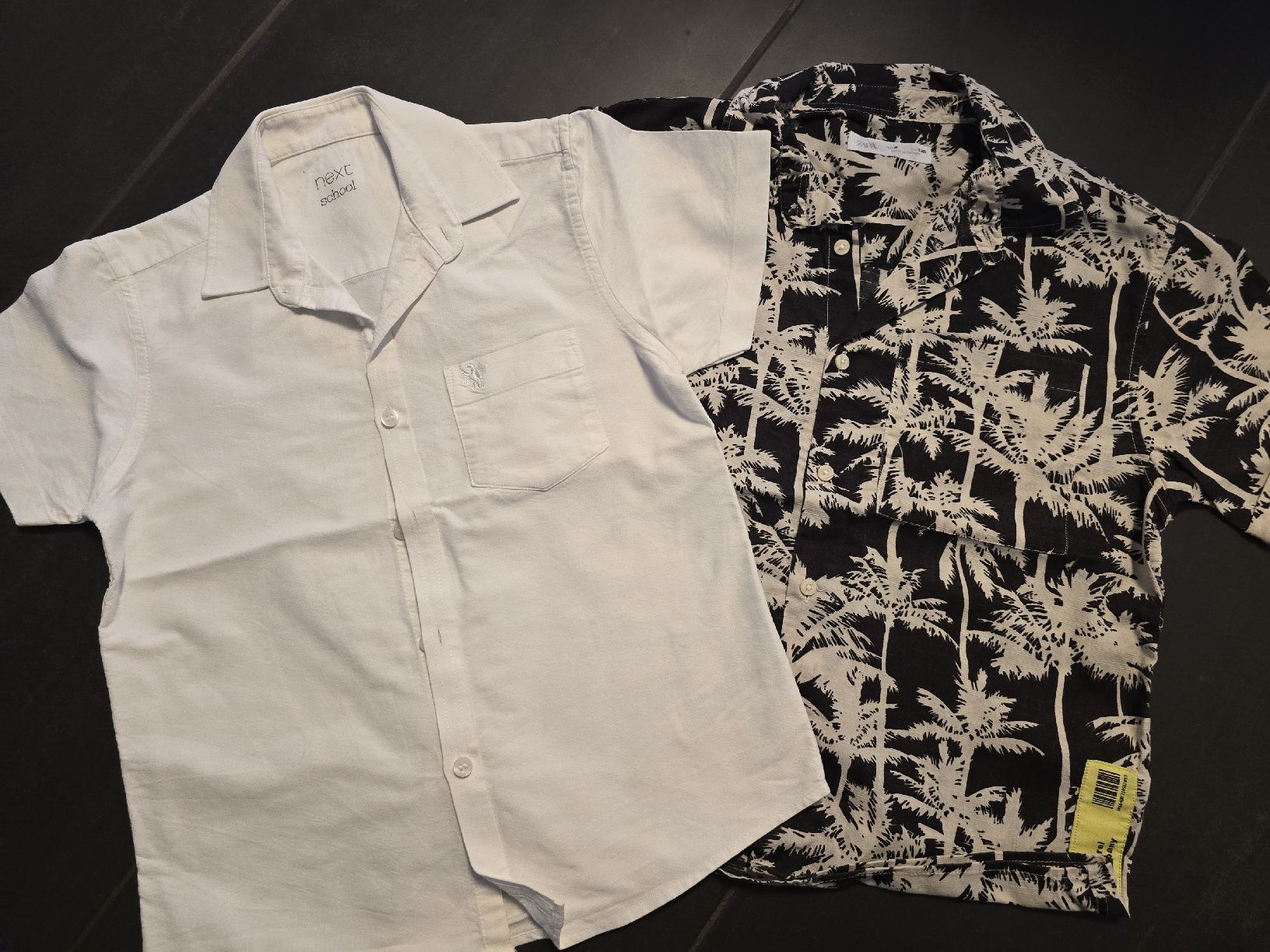 Camicie, T-shirt & Polo: Sommer Hemdenset: Next School & Zara, Grösse 128 – Usato da Unterentfelden venduto da Panda-87