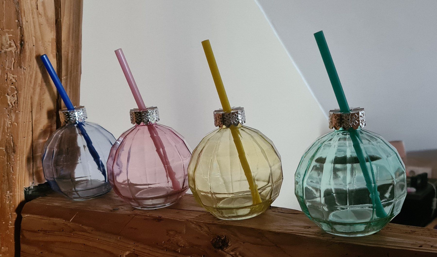 Bicchieri: 4 bunte Trinkgläser mit Röhrli in Weihnachtskugel-Form. – Nuovo e nell'imballaggio originale da Winterthur venduto da bibummi 3