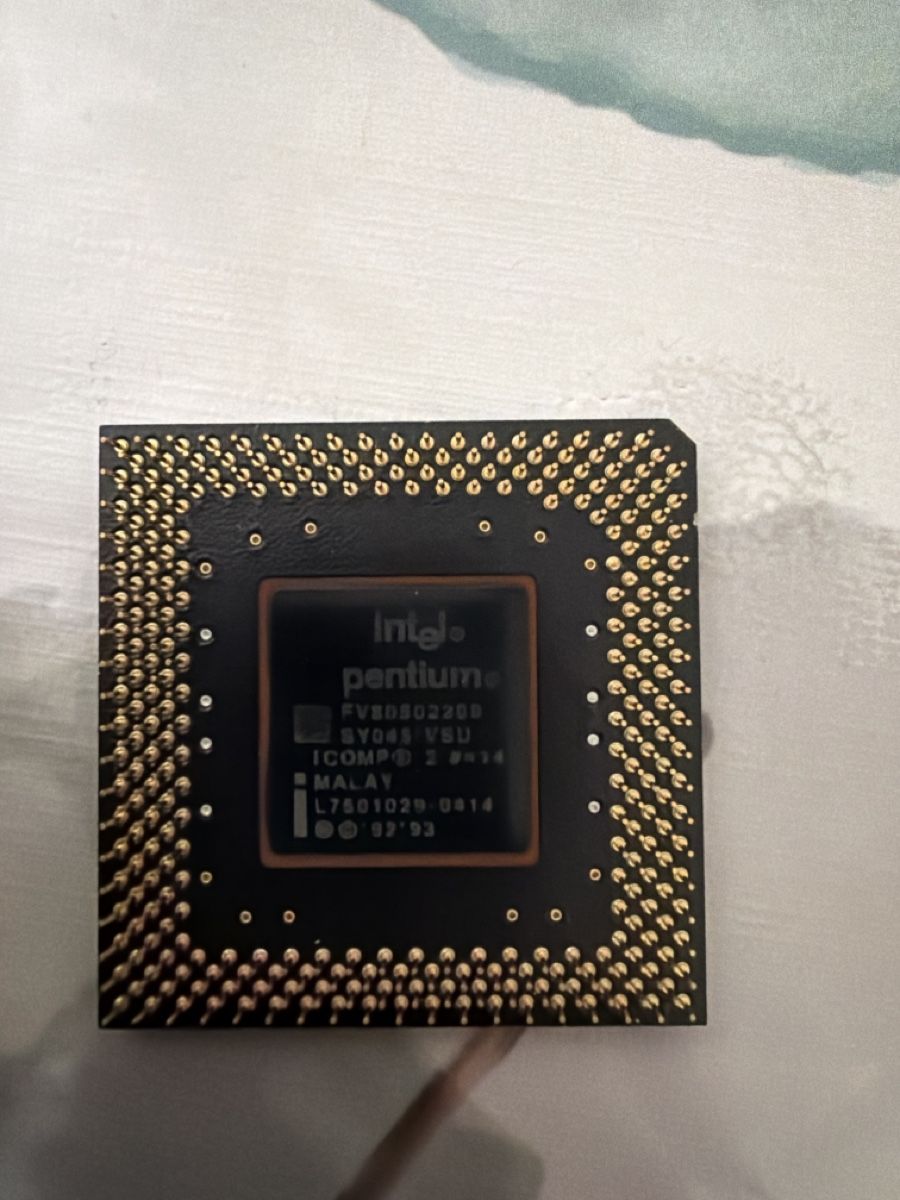 Intel Composants électroniques: Intel Pentium I200 – Défectueux à Martigny par capri2800 1