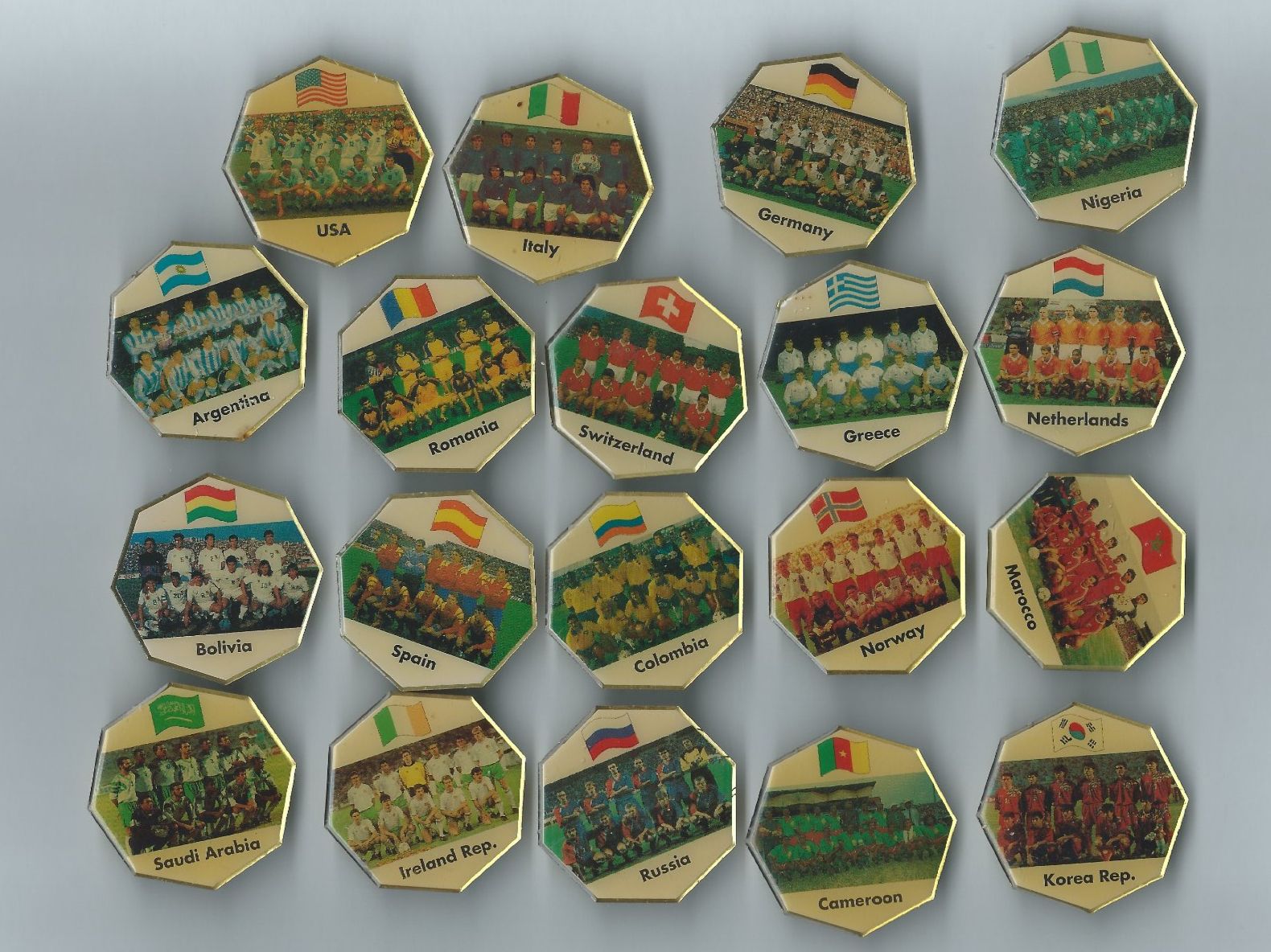 Placchette & Badge: World Cup Pins - 19 verschiedene Teams! – Usato da Zürich venduto da t24_de