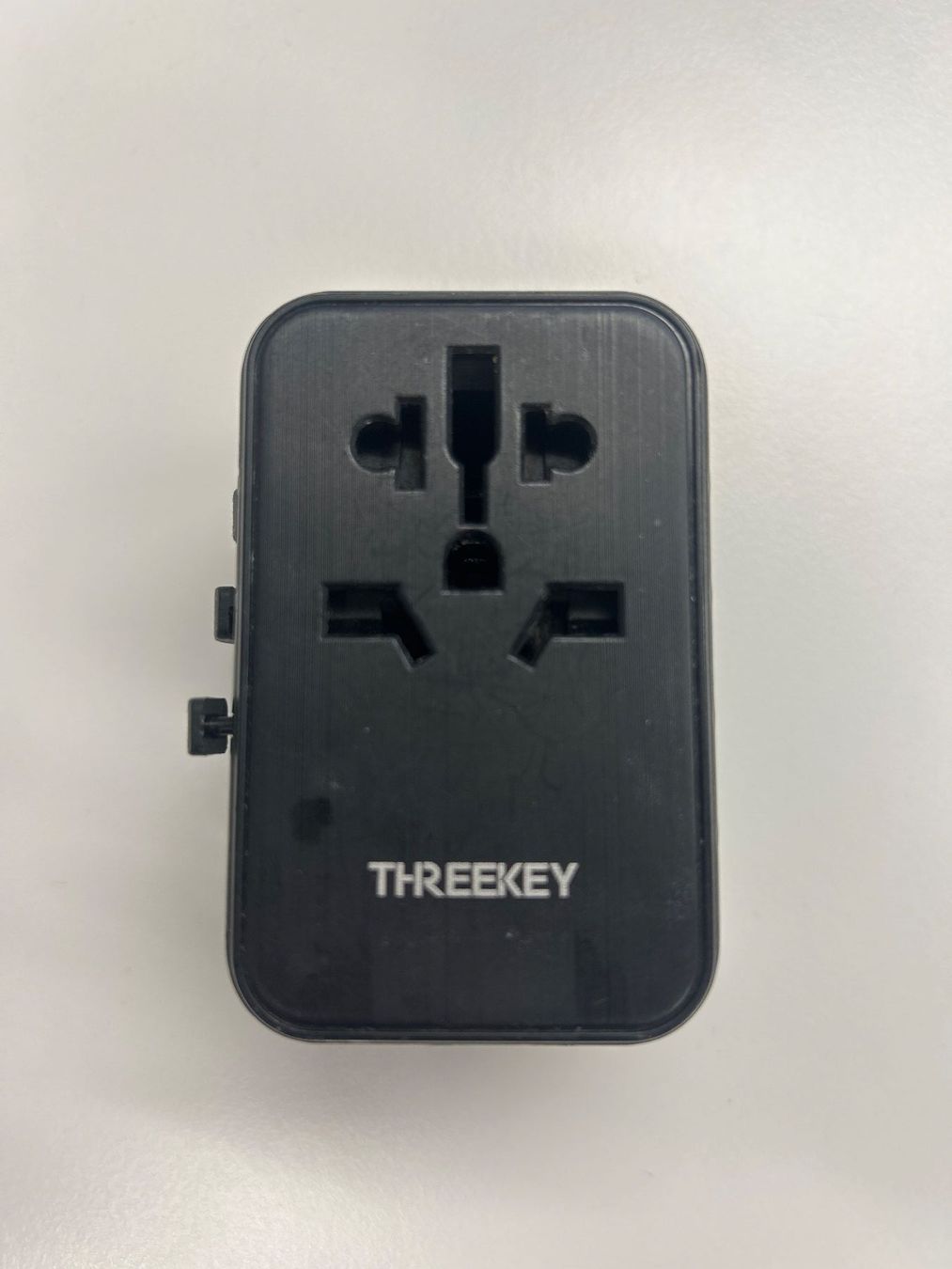 Lecteurs & Adaptateurs: Reiseadapter Threekey Universal schwarz gebraucht – D'occasion à Luzern par lupol_Verwertungen