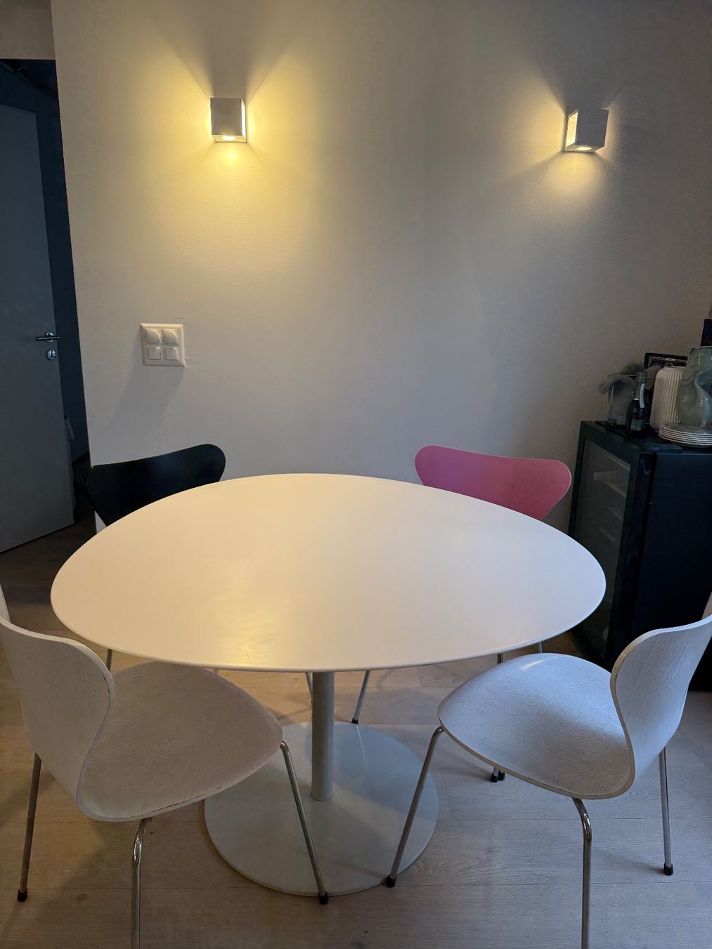 Fritz Hansen Tables: Fritz Hansen Voss Tisch weiss 115x113x71cm – D'occasion à Zürich par lea_9s5y