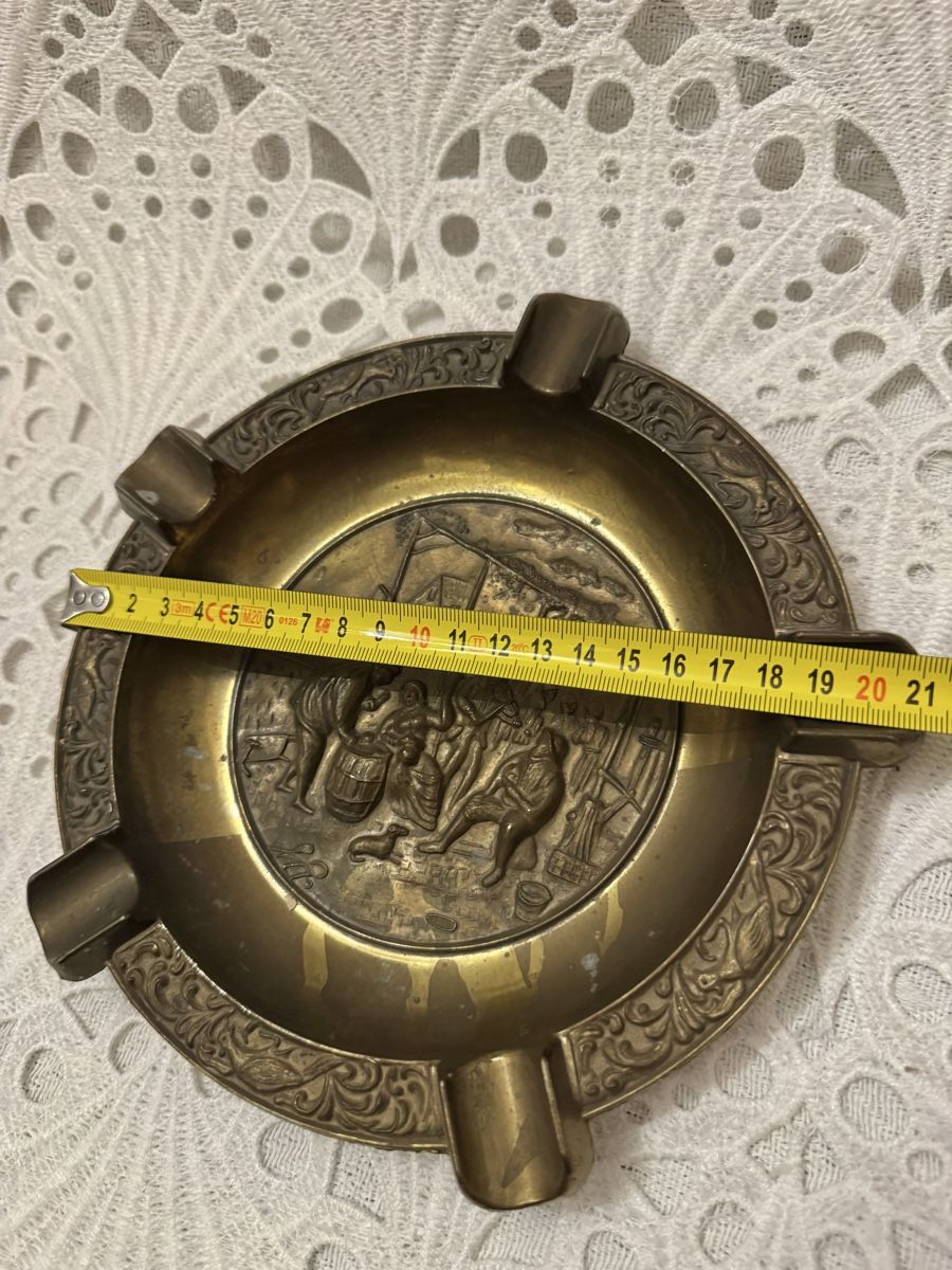 Portacenere: Alter Aschenbecher mit Relief Vintage 20cm Dm – Usato da Frenkendorf venduto da Only1 7