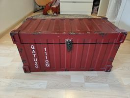 Truhe rot Container Design mit Verschluss und Griffen
