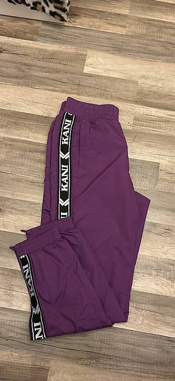 Pantaloni: KARL KANI - TRACKPANTS LILA – Nuovo (secondo la descrizione) da Sins venduto da dkr_67lr 1