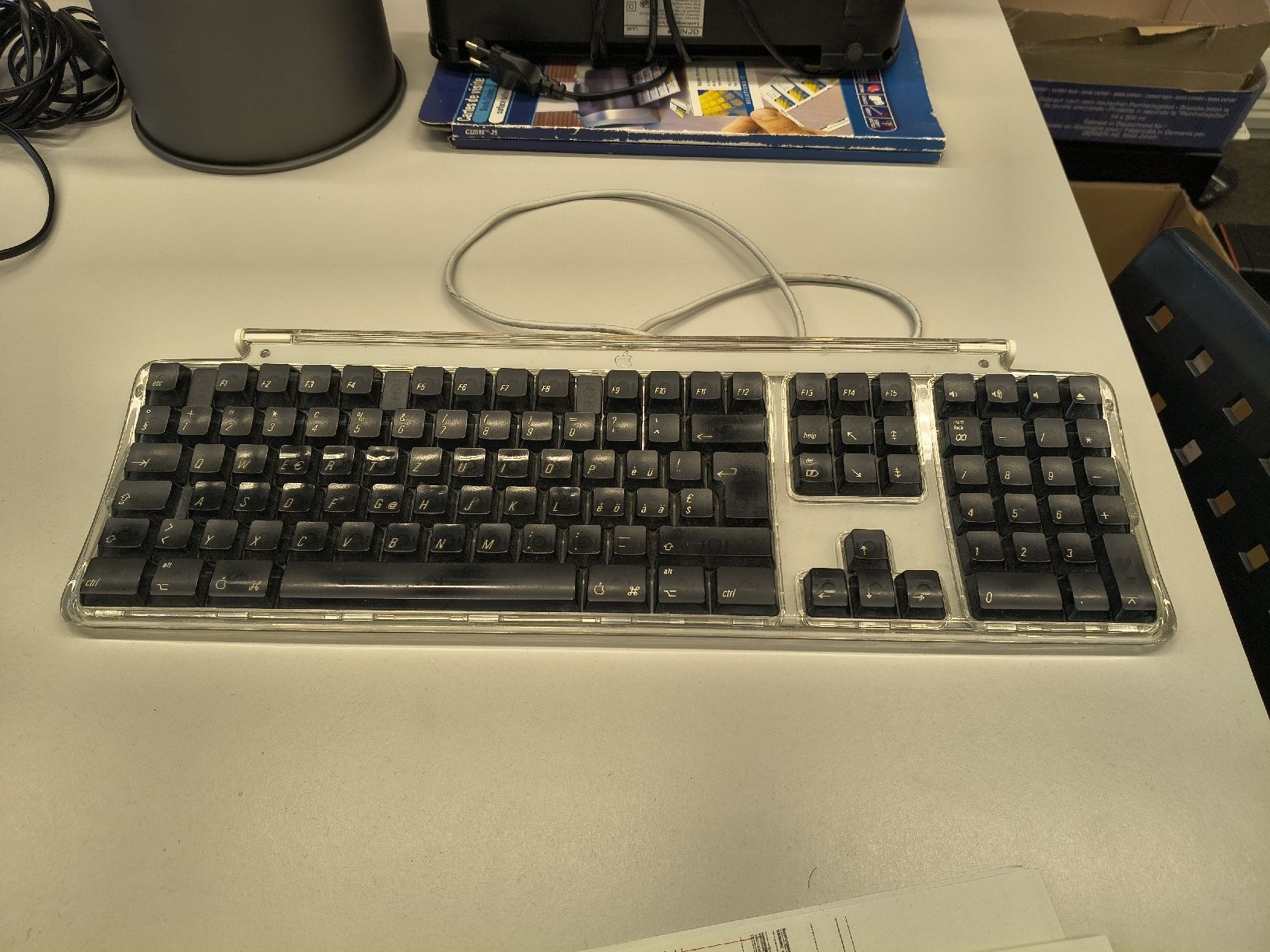 Apple Tastiere: Apple Pro Keyboard M7803 transparent wired used condition – Usato da Zürich venduto da TrainLine 2