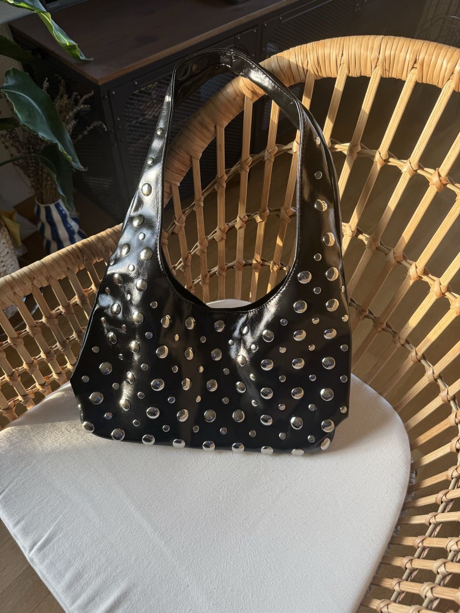 Borse da donna: Schwarze Schultertasche mit Nieten – Nuovo e nell'imballaggio originale da Männedorf venduto da mariadelrocioeberle