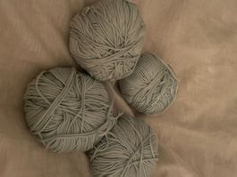 4 Knäuel Hellblaues strickgarn baumwolle