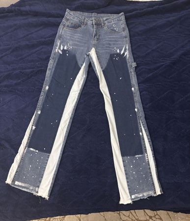 Pantalon jean bicolore bleu avec fausse tache blanche