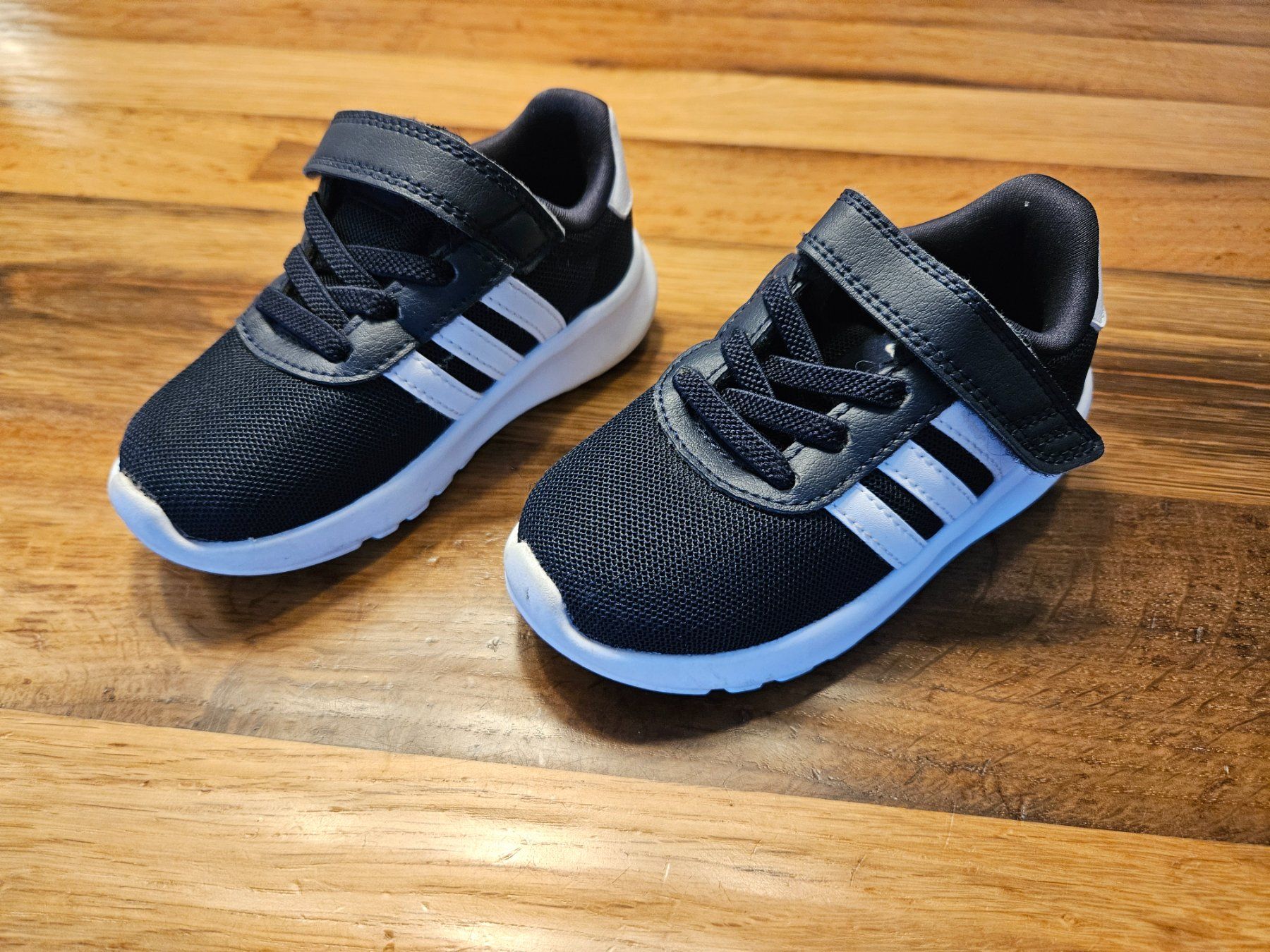 Adidas Schuhe für Jungen: Sneaker von Adidas Grösse 23 – Gebraucht aus Breitenbach von ret_d5ns 5
