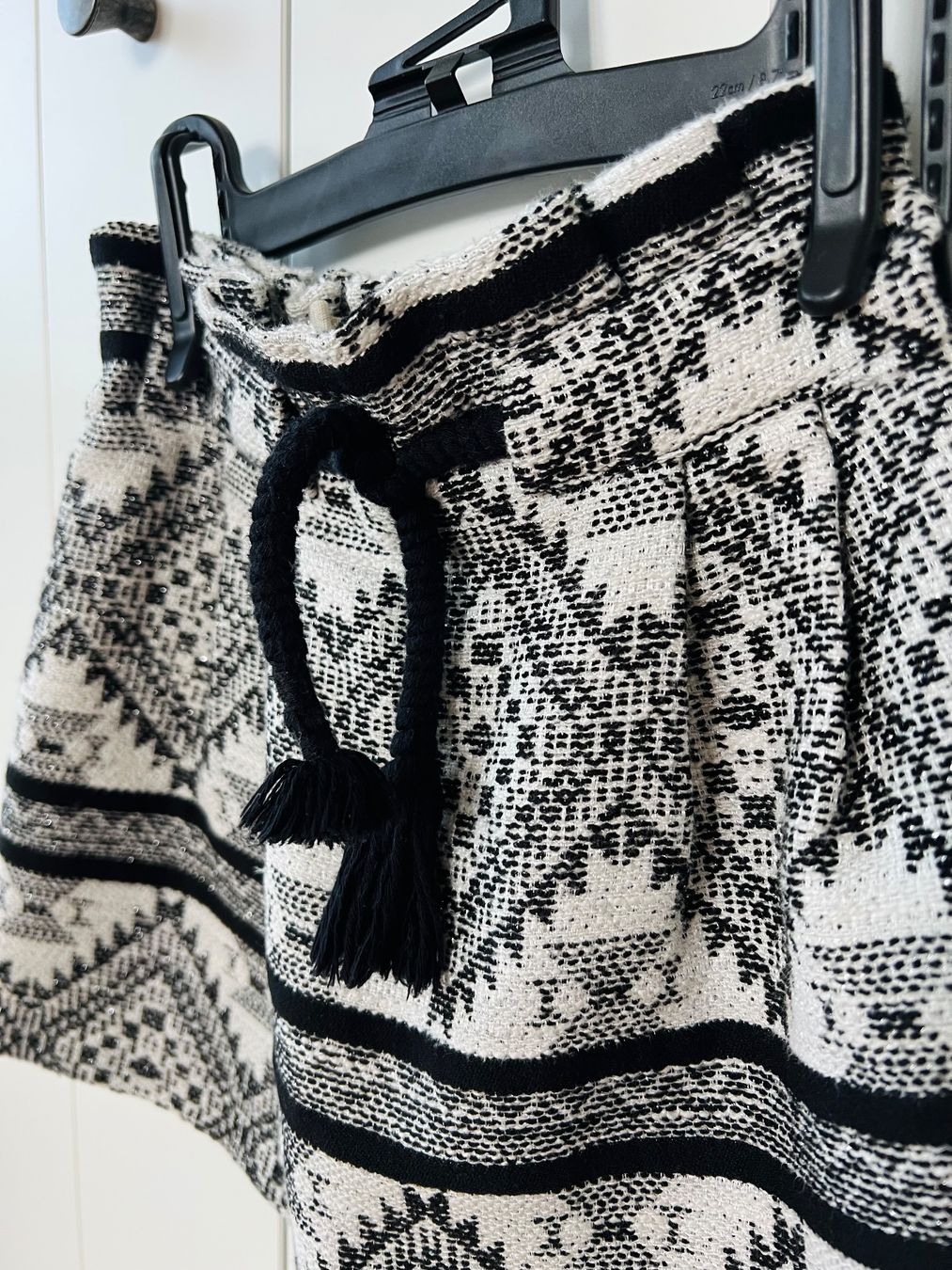 Zara Vestiti & Gonne: Zara 110 Rock weiss schwarz Aztekenmuster – Usato da Burgdorf venduto da rulan