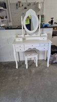 Coiffeuse blanche avec miroir ovale et tabouret