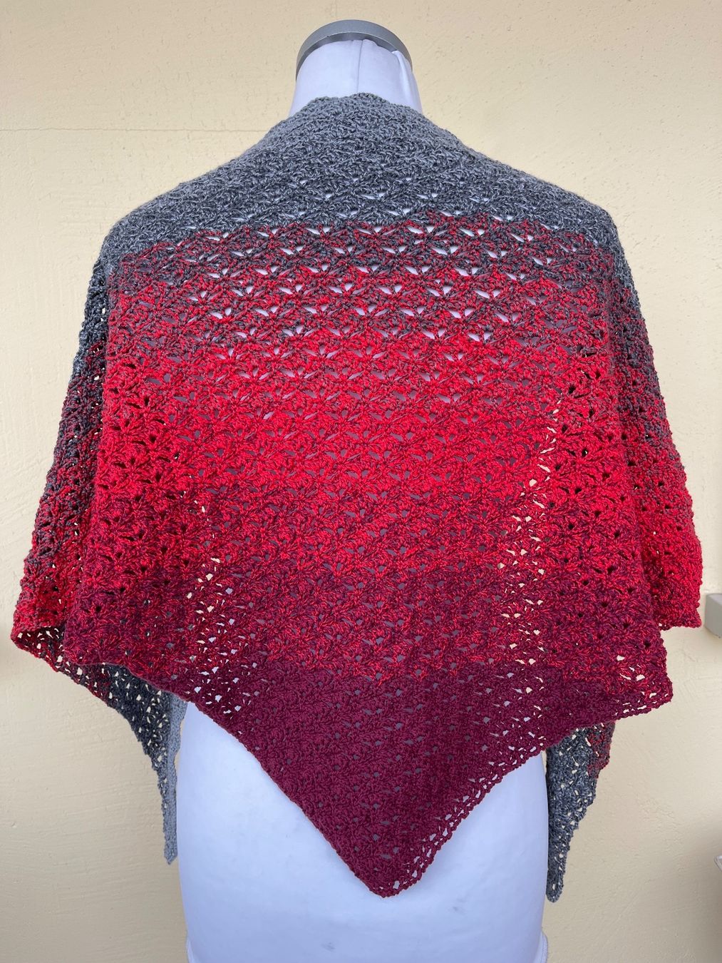Foulard & Sciarpe: Dreieckstuch, rot/grau – Nuovo (secondo la descrizione) da Urnäsch venduto da pas_5r9c 1