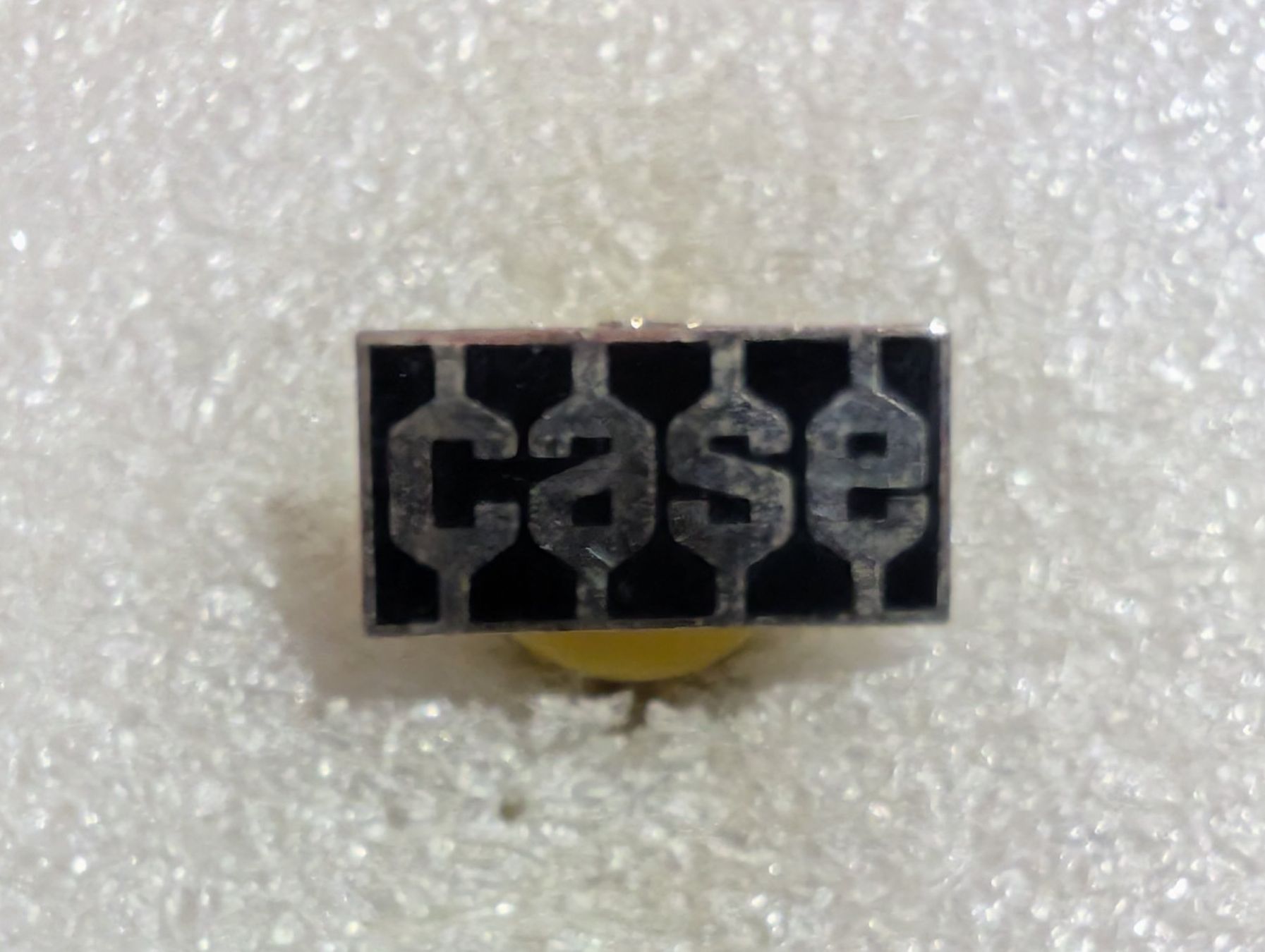 Placchette & Badge: Ansteckpin 156: Case – Usato da Oppligen venduto da Pin-Fall-Shop