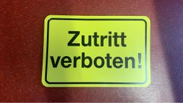 Gelbes Schild: Zutritt verboten! Plastik