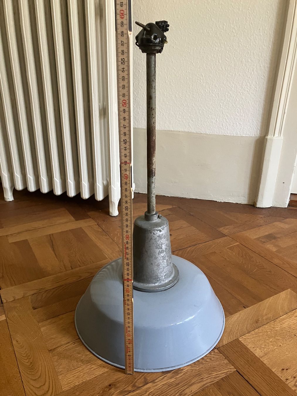 Lampade: Vintage Industrie Lampe, grau emailliert – Usato da Biel/Bienne venduto da Nikfisch 1
