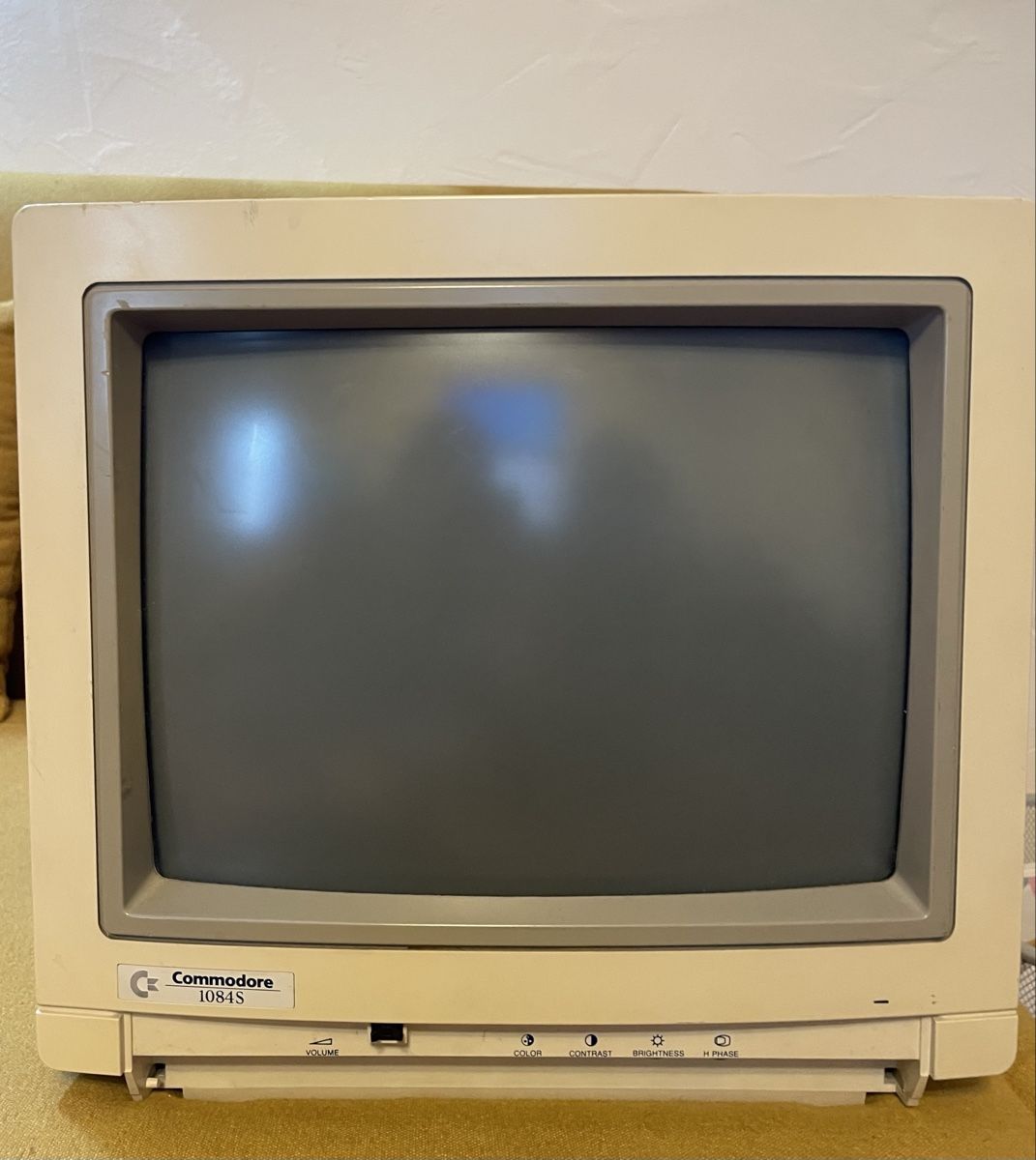 Monitor: Commodore 1084S-D2 Farbmonitor CRT Amiga C64 Funktioniert – Usato da Winterthur venduto da Ala_Minor 4