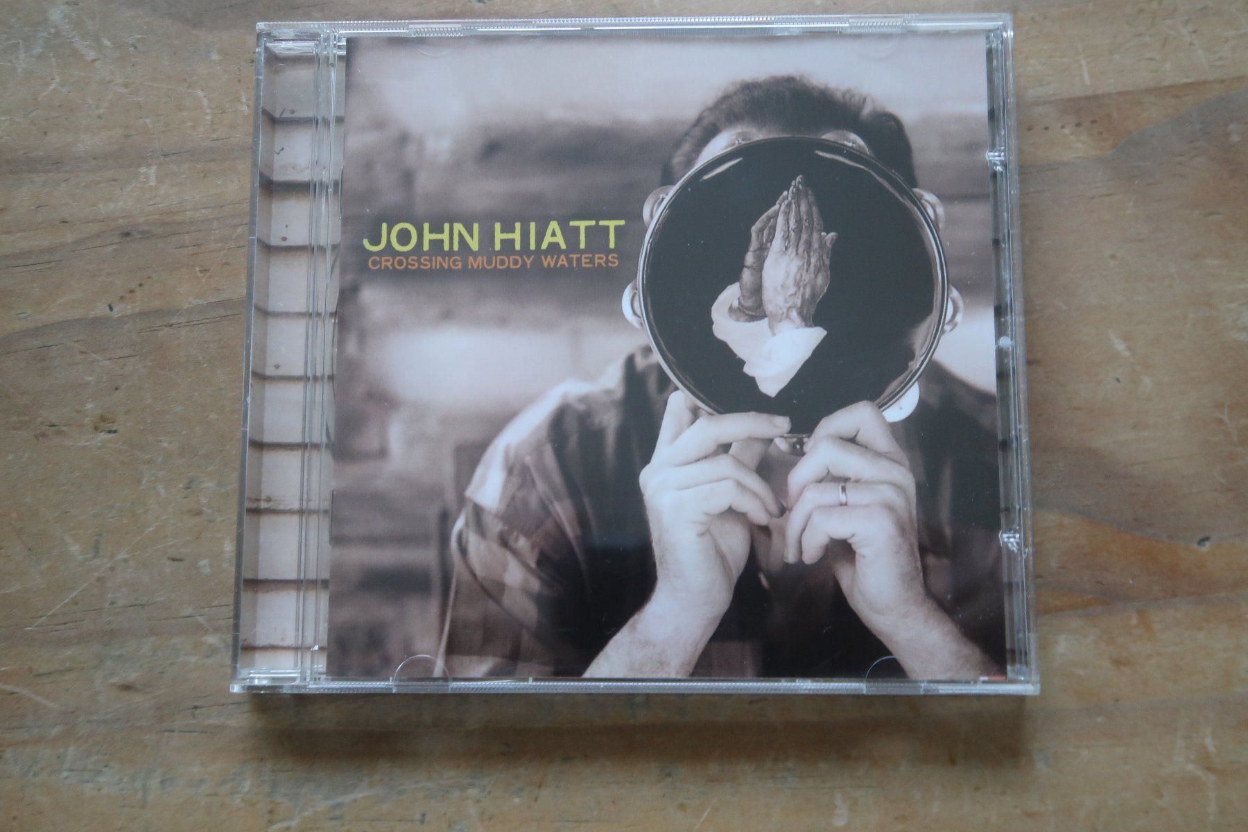 CD: JOHN HIATT - CROSSING MUDDY WATERS - CD – Usato da Basel venduto da Patiscat