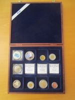 LOT: 12 Medaillen - neu - stgl - incl 12er Holzbox CHF 24.00