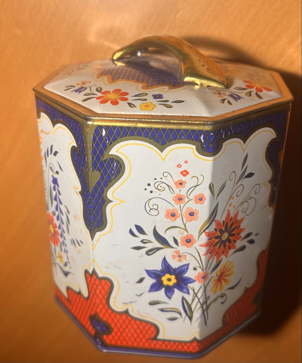 Tutte le decorazioni: Blech Dose mit Henkel Blumenmuster achteckig 15cm Höhe – Usato da Schmerikon venduto da Kneisel