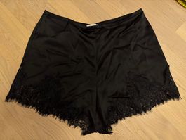 Reformation Fern Satin Short in schwarz mit Spitze