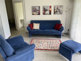 Wohnzimmer Set blaues Sofa, Sessel, Fusshocker sehr gepfl...