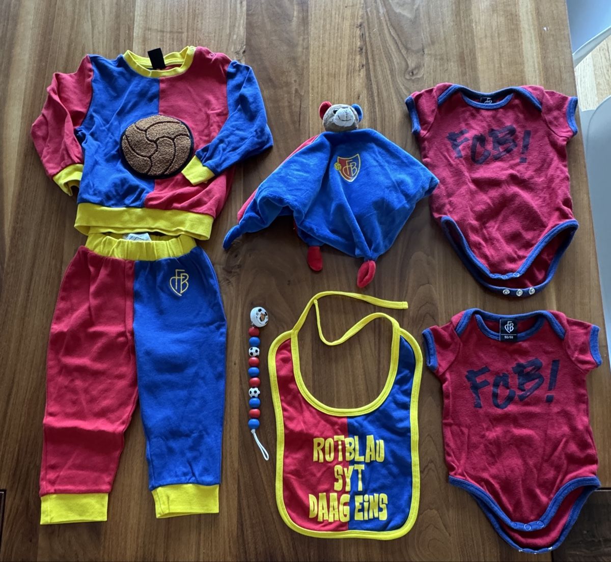 FC Basel Lotti & Set di vestiti: FC Basel Baby Set Neu  – Nuovo (secondo la descrizione) da Emmenbrücke venduto da Herzog07 3