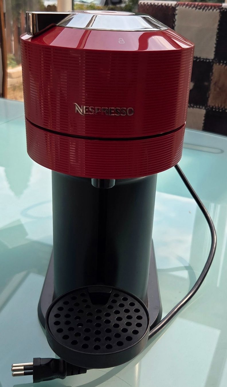 Nespresso Macchine per caffè & Macchine per espresso: Nespresso Vertuo Kapselmaschine rot/schwarz – Usato da Pratteln venduto da Barfuss999 1