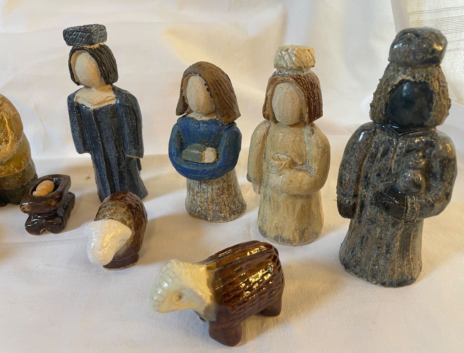 Statuette: Moderne Krippenfiguren aus Ton – Usato da Kleinlützel venduto da Schatzkiste_Laufen