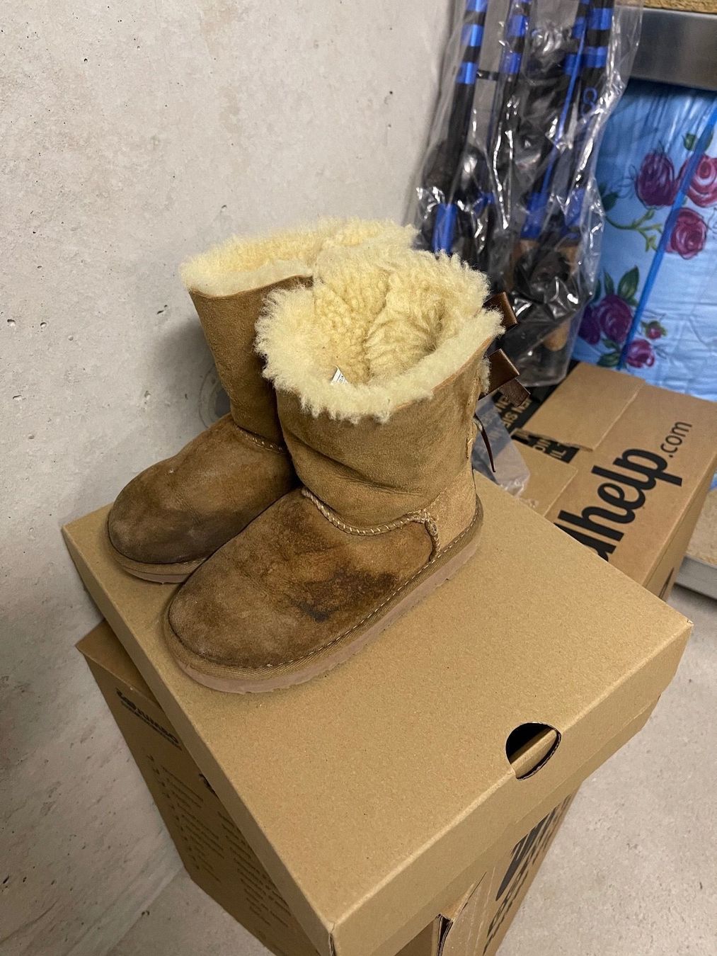 Ugg Scarpe per ragazze: Kinder UGG Grösse 27 – Usato da Rheinfelden venduto da adidas1984 2