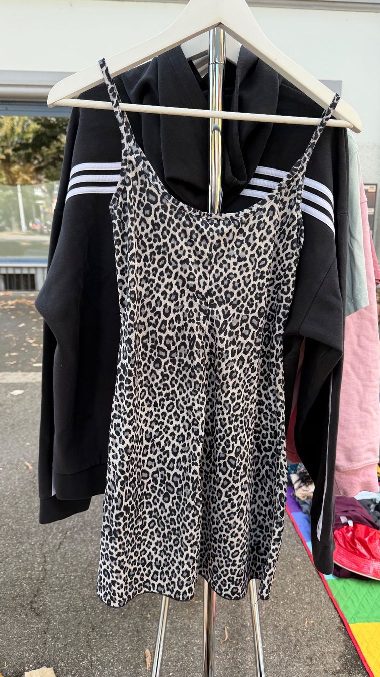 Vestiti: Kleid Leopardenmuster ca. Grösse S – Usato da Basel venduto da annakati 1