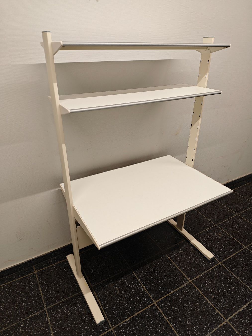 Ikea Scrivanie: IKEA Fredrik Kinderschreibtisch – Usato da Uster venduto da vtosevski 3
