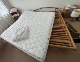Doppelbett mit 2 Nachttischchen und zwei Glas-Marmor-Lampen