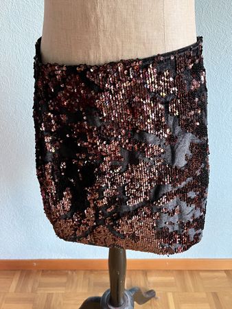 Jupe à paillettes rouge et noir taille M 