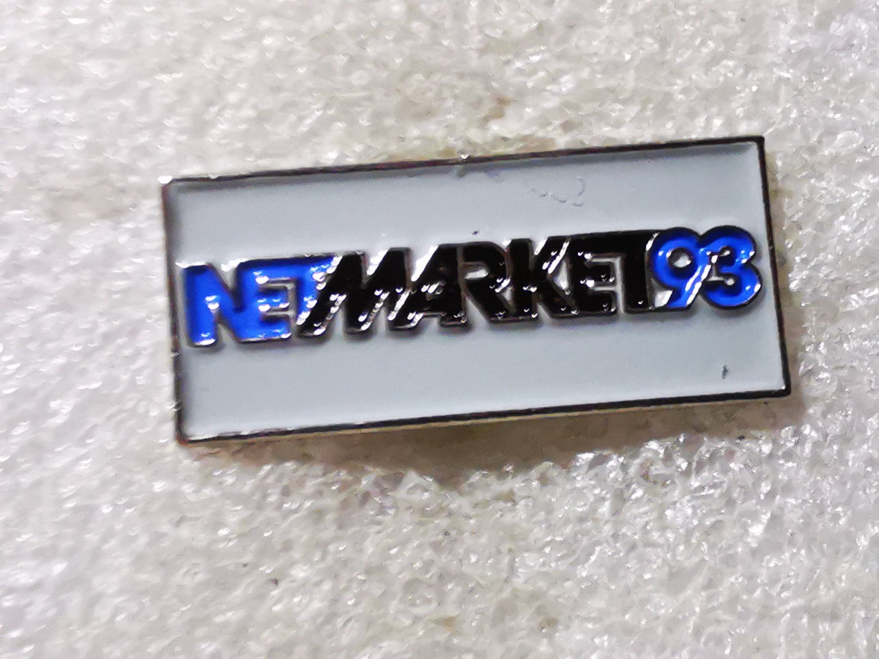 Plaketten & Abzeichen: Ansteckpin 125: Net Market 93 – Gebraucht aus Oppligen von Pin-Fall-Shop