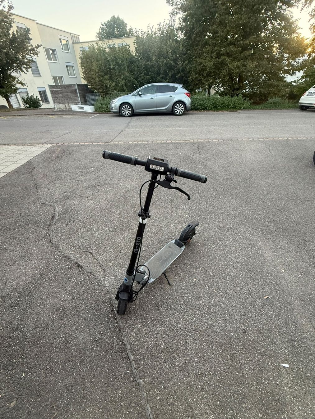 Elektromobile: Micro Merlin 2 E-Scooter elektrisch schwarz gebraucht – Gebraucht aus Zürich von dom_g5nv
