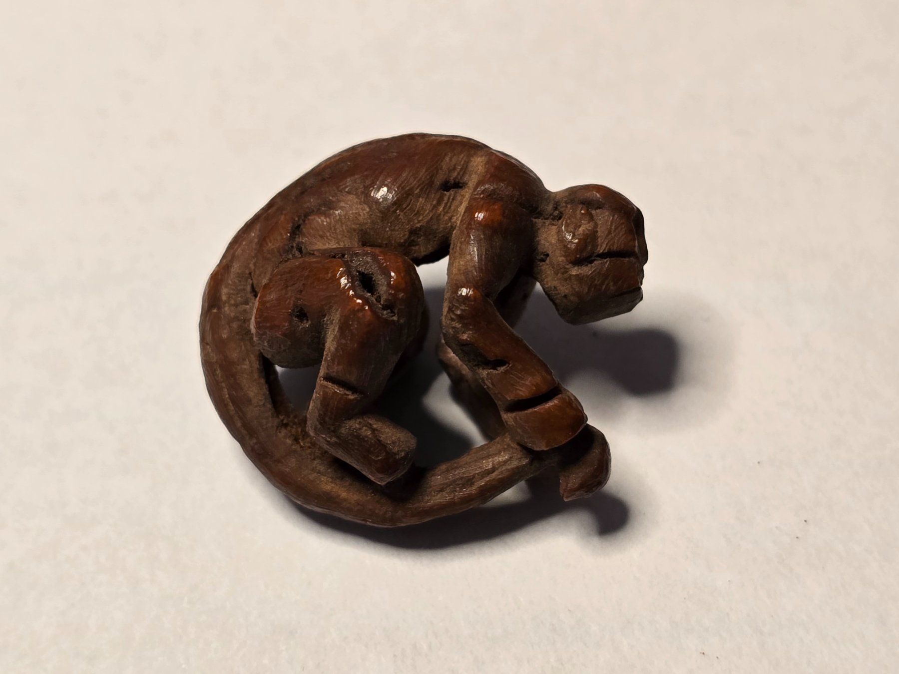 Statuette: Miniatur Affe aus Pfirsichstein, feine Schnitzerei – Usato da Hinwil venduto da Charon272000