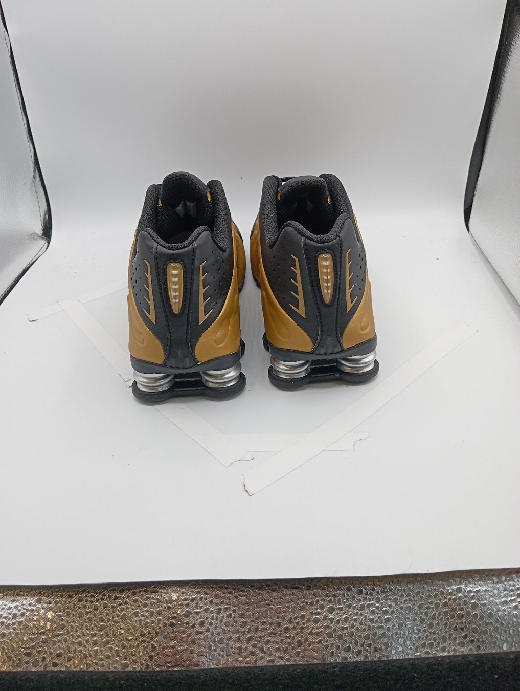 Nike Scarpe da uomo: Nike Shox R4 - Black Gold EU 44.5 – Nuovo e nell'imballaggio originale da Schaffhausen venduto da outlez 2