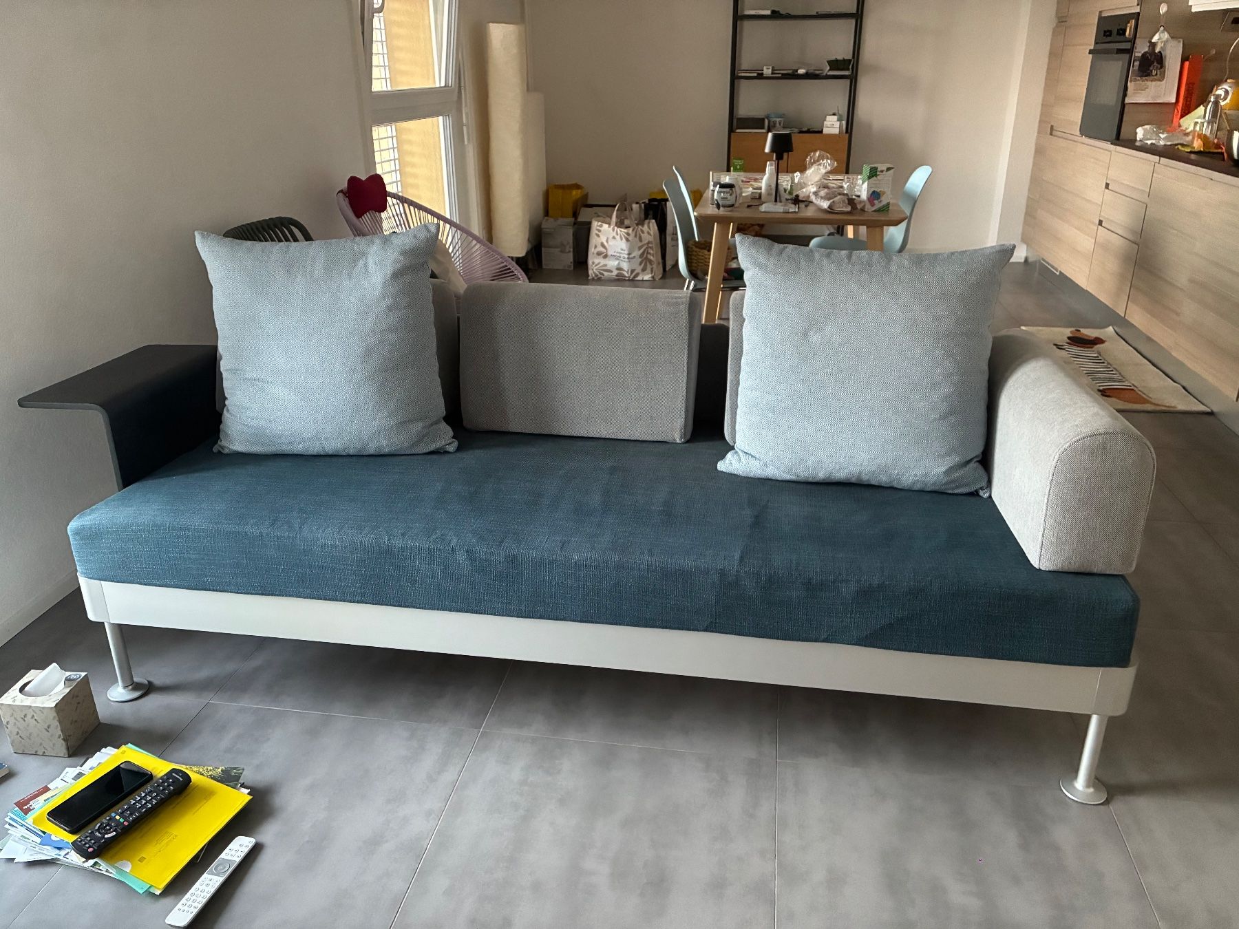 Sofas: Canapé trois places avec coussins – Gebraucht aus Neuchâtel von RitaLaura