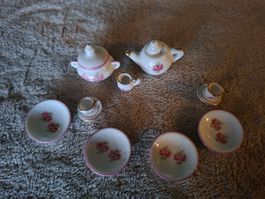 Herziges Service aus Porzellan mit Rosen-Motiv, Puppenhaus